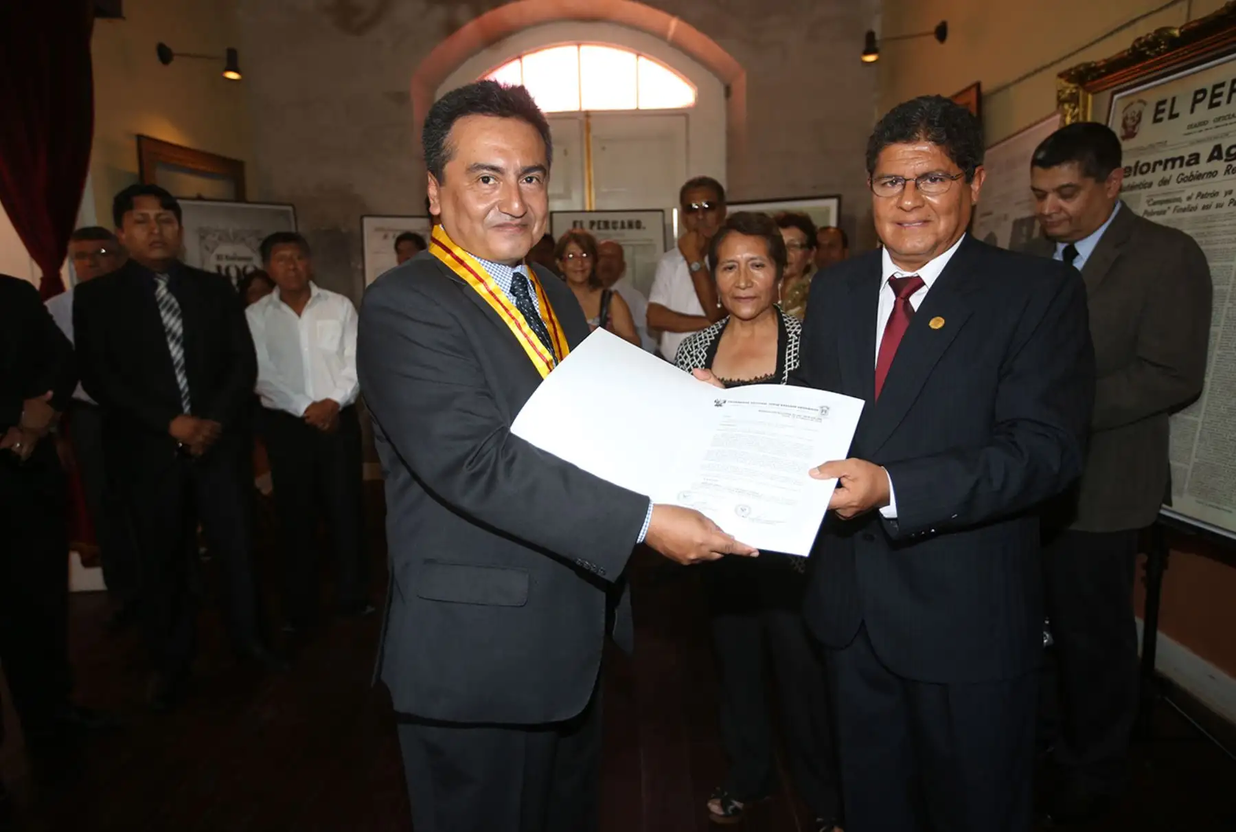 TACNA, PERÚ - FEBRERO 18. El Director del Diario Oficial El Peruano, Félix Paz, inauguró la muestra itinerante de dicho medio con motivo de las celebraciones por sus 190 años en la Casa Zela de Tacna.

Foto: ANDINA/Juan Carlos Guzmán Negrini.