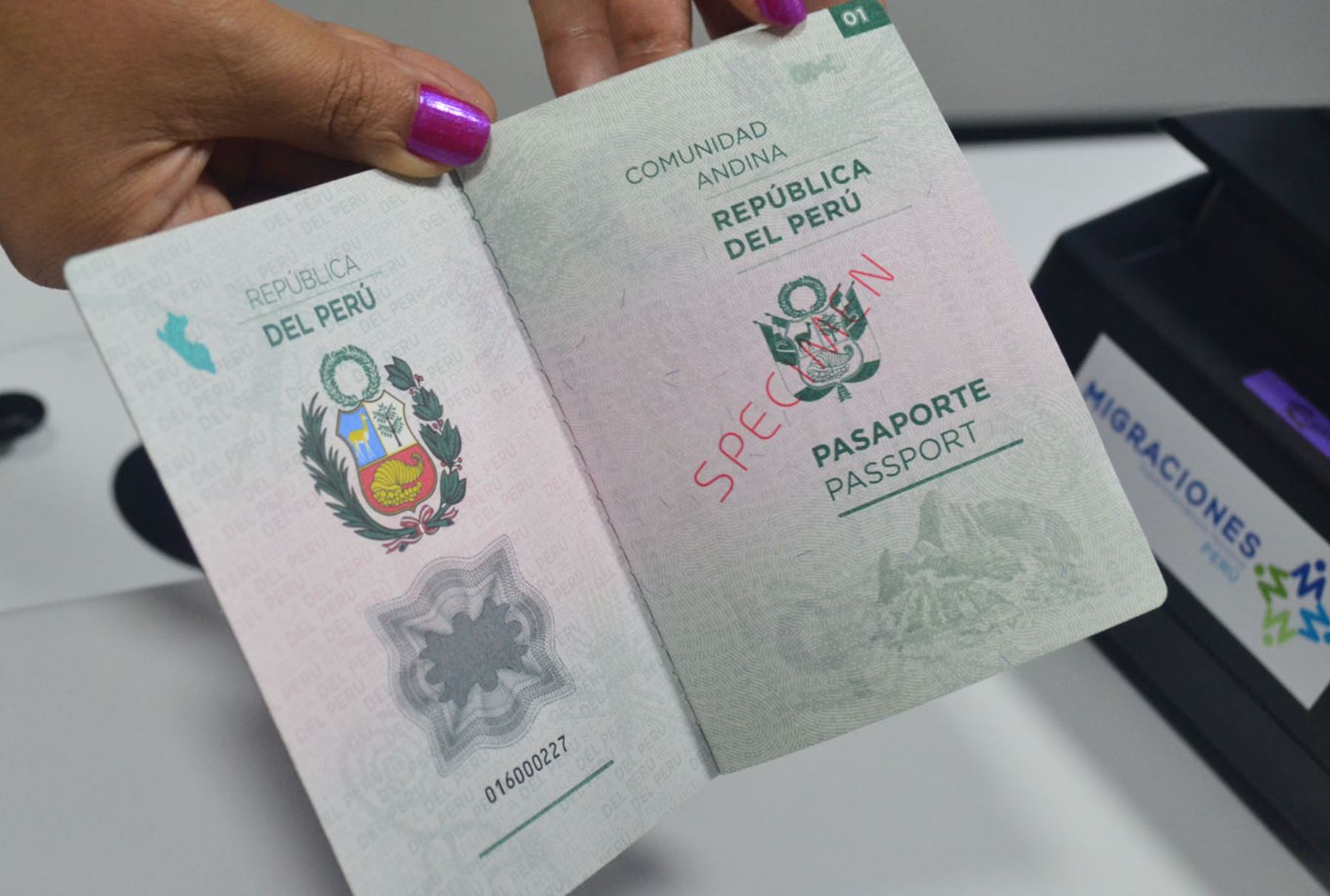 LIMA,PERÚ-FEBRERO 22. Ministro del Interior, José Luis Pérez Guadalupe, y el Superintendente Nacional de Migraciones, Boris Potozén Braco presentaron el nuevo pasaporte electrónico. Foto: ANDINA/Diana Marcelo.