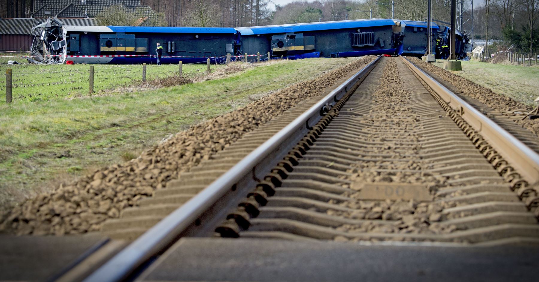 Un tren de pasajeros se descarriló en Holanda, después que chocara con una grúa hidráulica. Foto: AFP