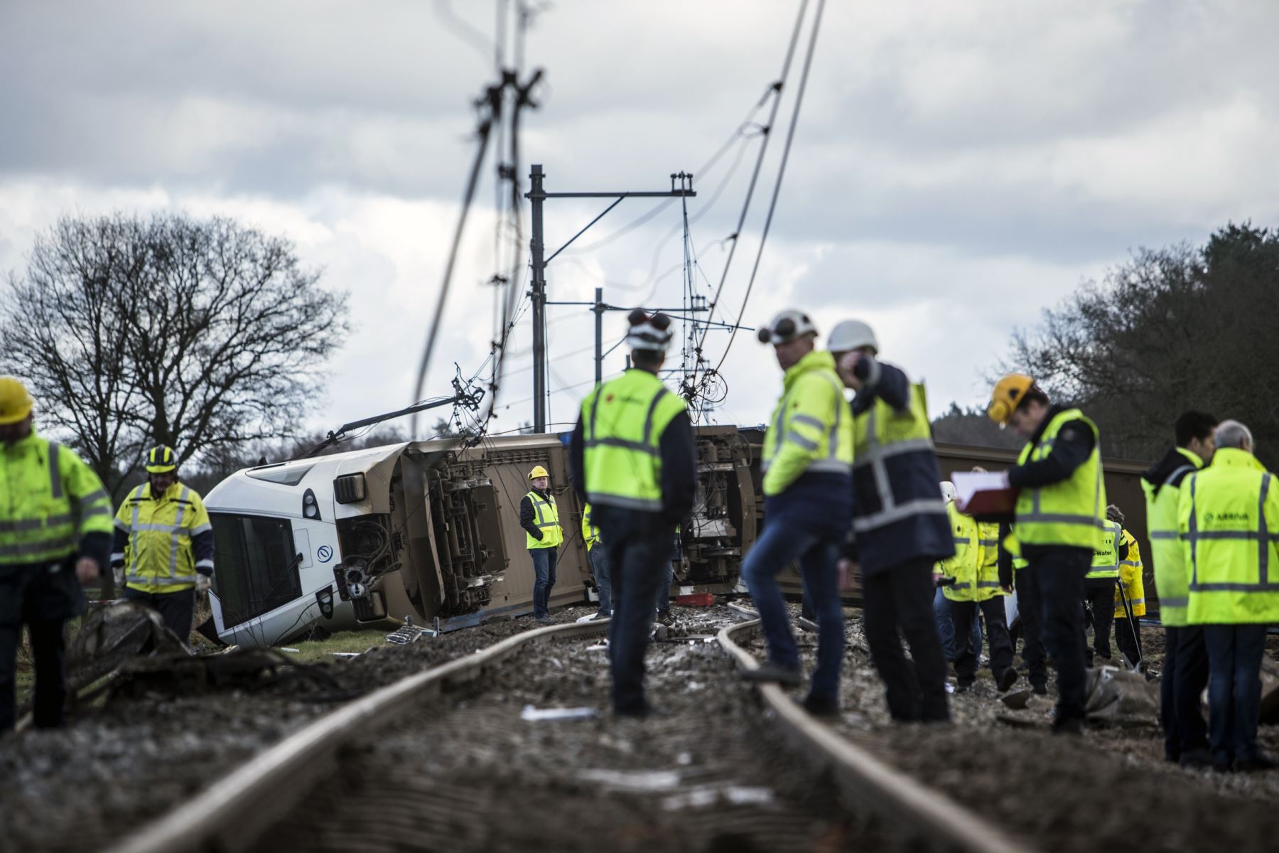 Un tren de pasajeros se descarriló en Holanda, después que chocara con una grúa hidráulica. Foto: AFP