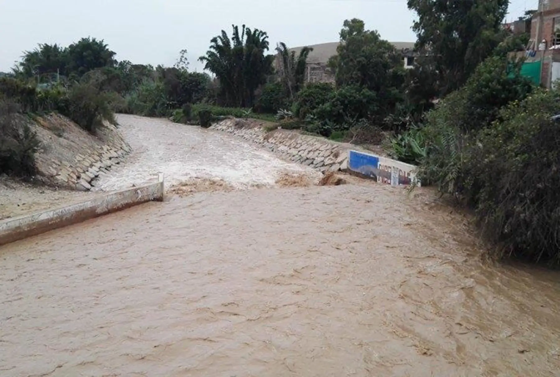 LIMA PERÚ, FEBRERO 26.Vecinos del asentamiento humano Julio C. Tello del distrito de Lurín se mostraron hoy preocupados por el incremento del caudal del río. Foto:ANDINA/ Hector Vinces
