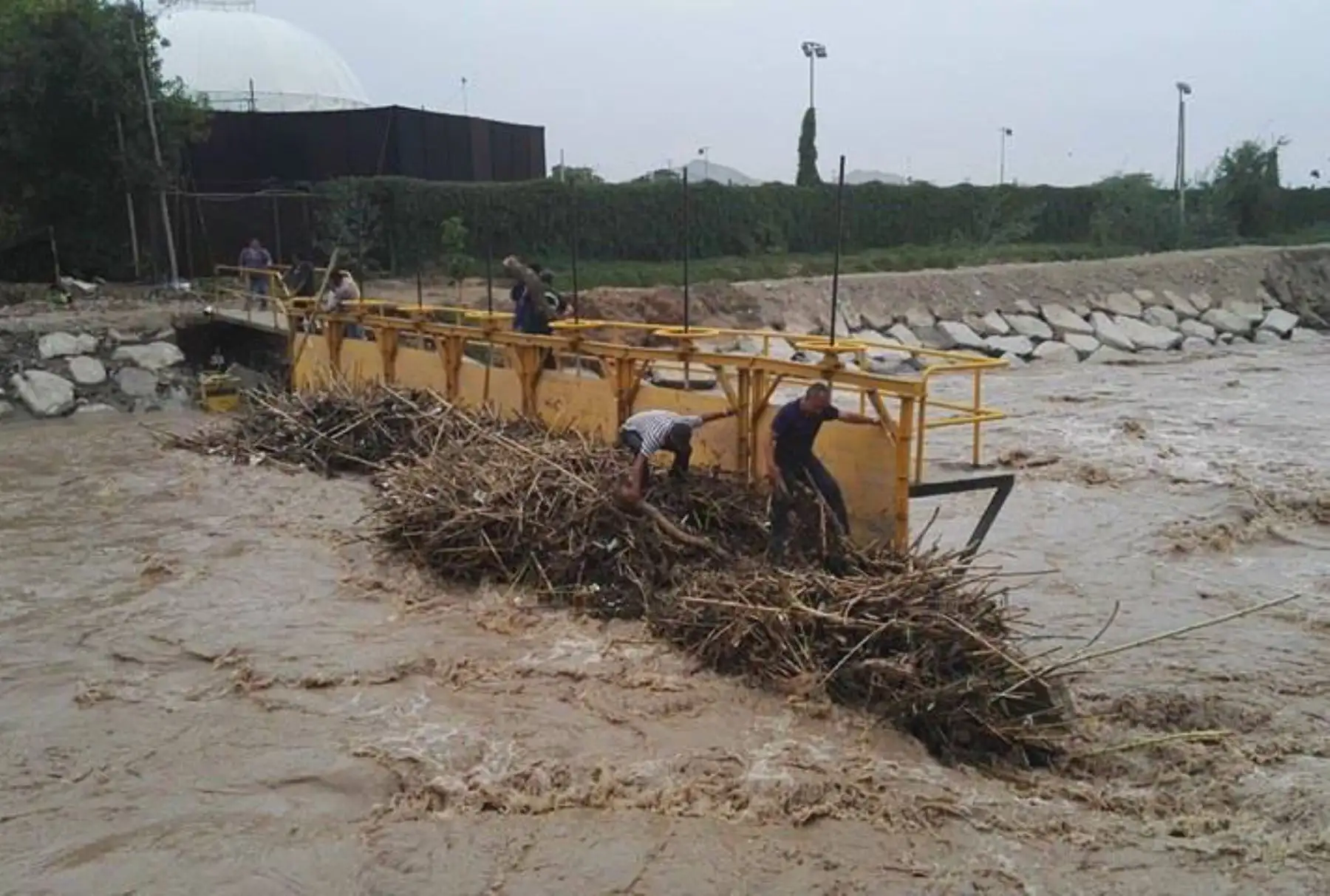 LIMA PERÚ, FEBRERO 26.Vecinos del asentamiento humano Julio C. Tello, del distrito de Lurín, se mostraron hoy preocupados por el incremento del caudal del río. Foto:ANDINA/ Héctor Vinces.