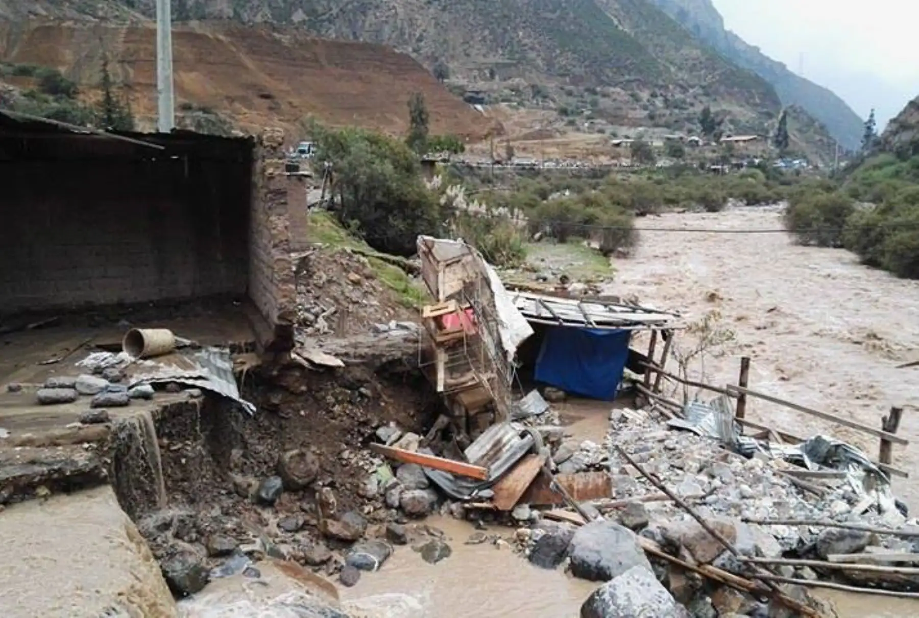 LIMA PERÚ, FEBRERO 29.Desborde del río Rímac a la altura del kilómetro 79 de la Carretera Central. Foto: ANDINA/ Hector Vinces