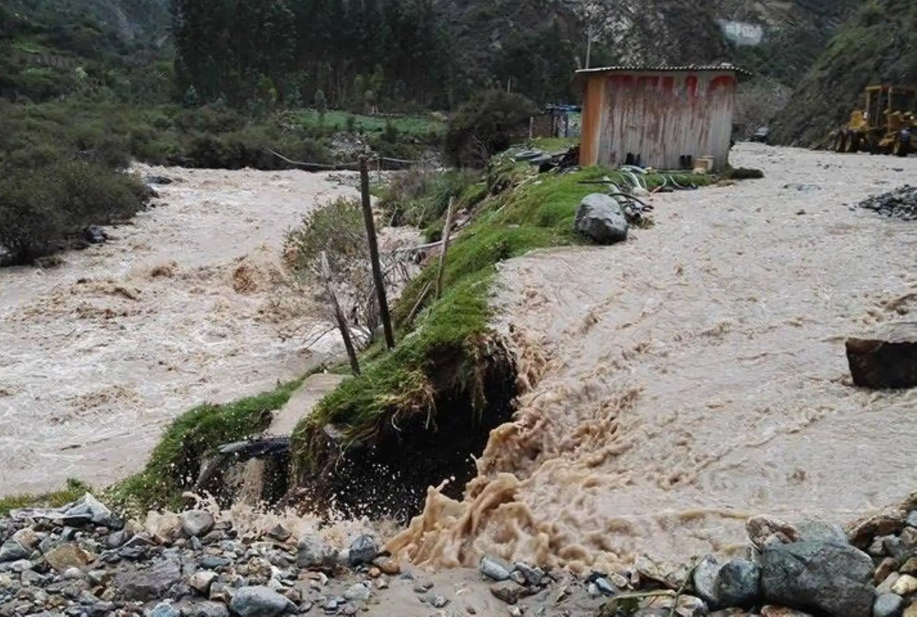 LIMA PERÚ, FEBRERO 29.Desborde del río Rímac a la altura del kilómetro 79 de la Carretera Central. Foto: ANDINA/ Hector Vinces