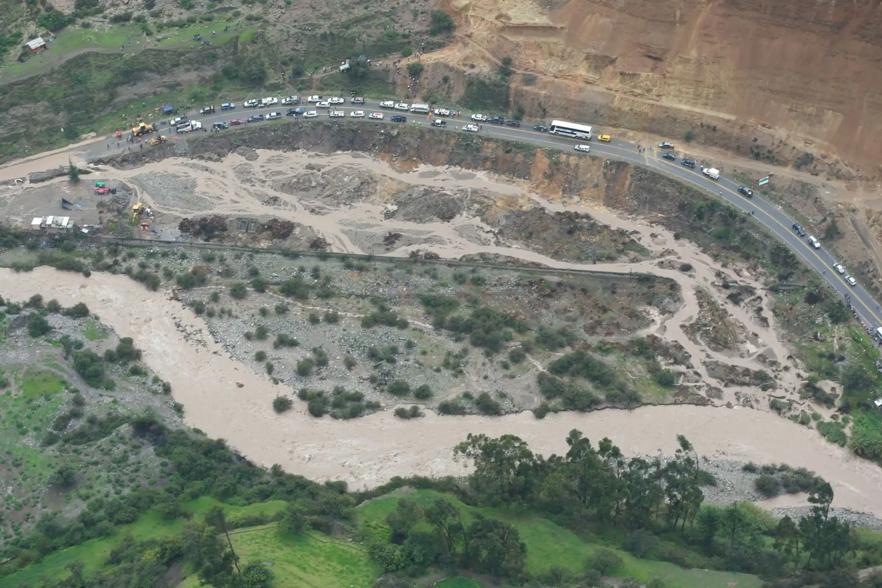 Jefe de Estado Ollanta Humala inspecciona desde el aire las tareas de limpieza y desbloqueo ante emergencia en la Carretera Central.
Foto: ANDINA/Prensa Presidencia