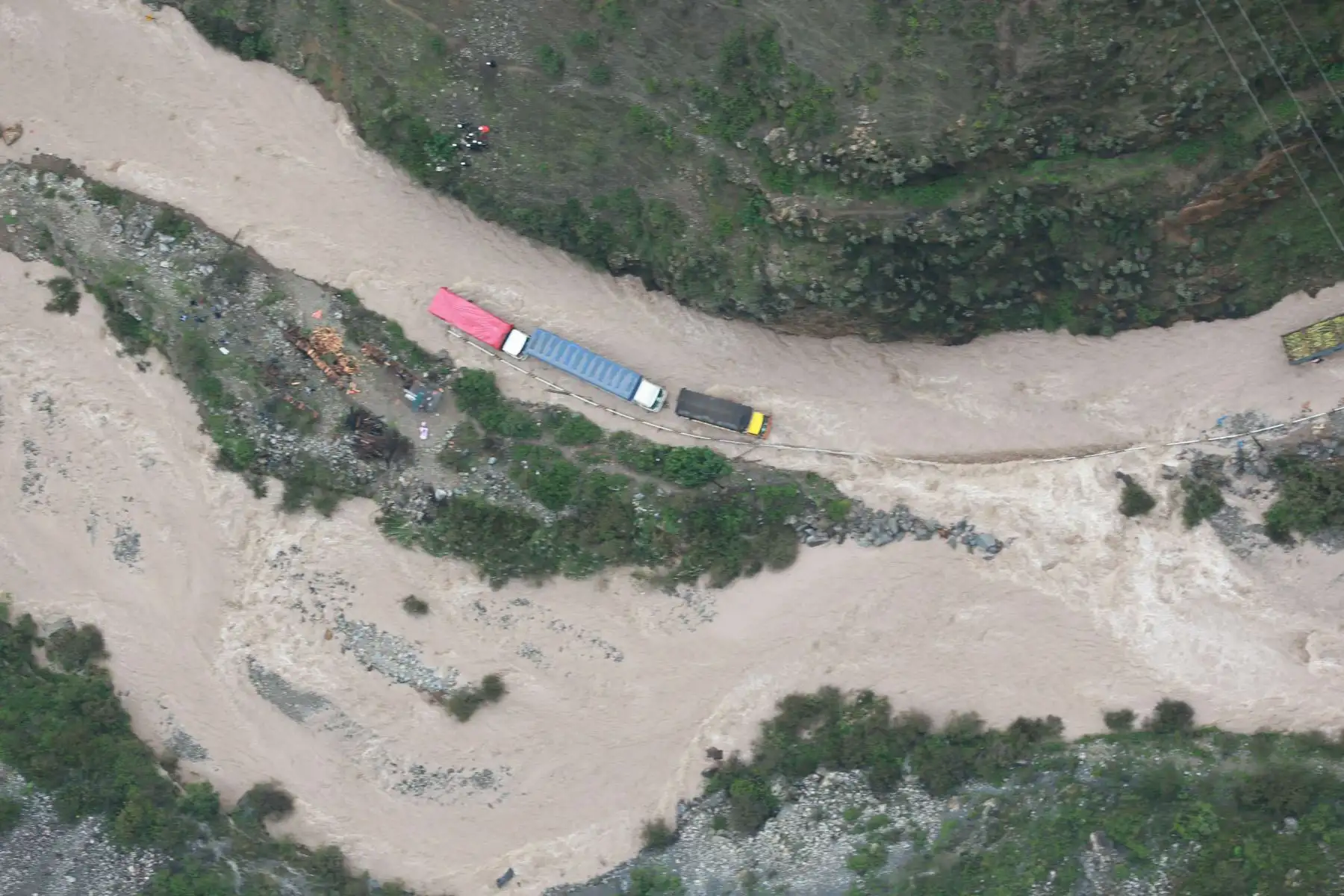 Jefe de Estado Ollanta Humala inspecciona desde el aire las tareas de limpieza y desbloqueo ante emergencia en la Carretera Central.
Foto: ANDINA/Prensa Presidencia