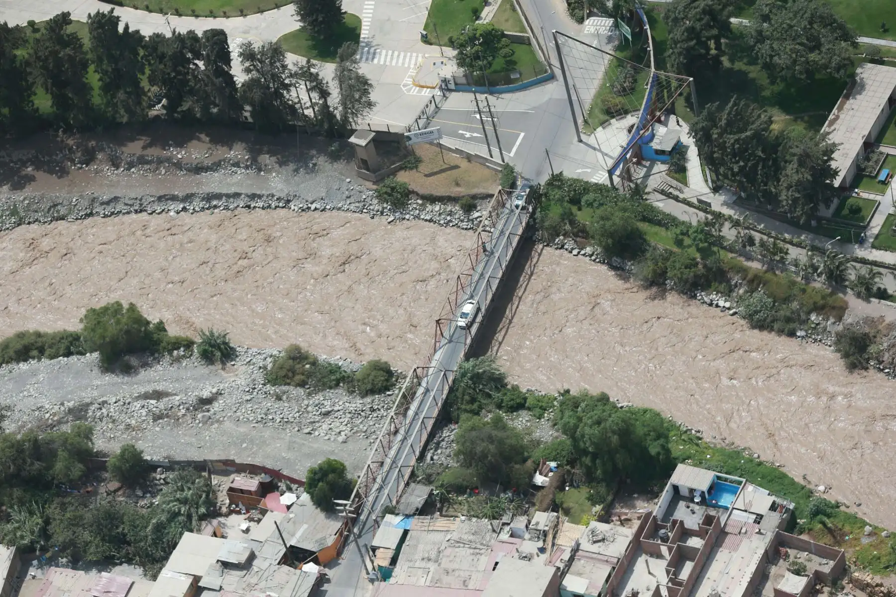 Jefe de Estado Ollanta Humala inspecciona desde el aire las tareas de limpieza y desbloqueo ante emergencia en la Carretera Central.
Foto: ANDINA/Prensa Presidencia