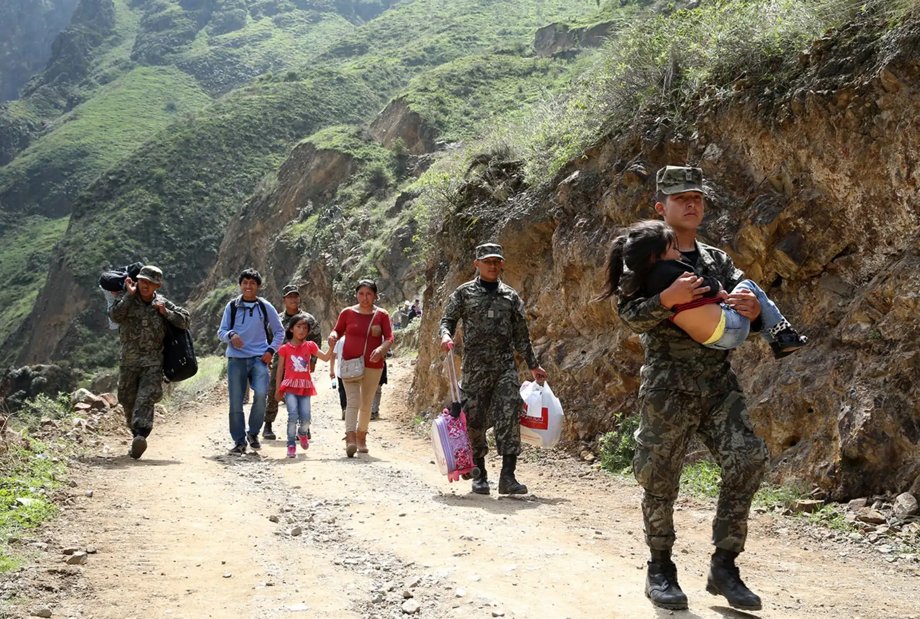 LIMA PERÚ, MARZO 2. Personal del ejercito colabora con la población afectada por los desbordes en la carretera central. Foto: ANDINA/Melina Mejía
