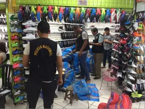 Incautación de zapatillas falsificadas. ANDINA