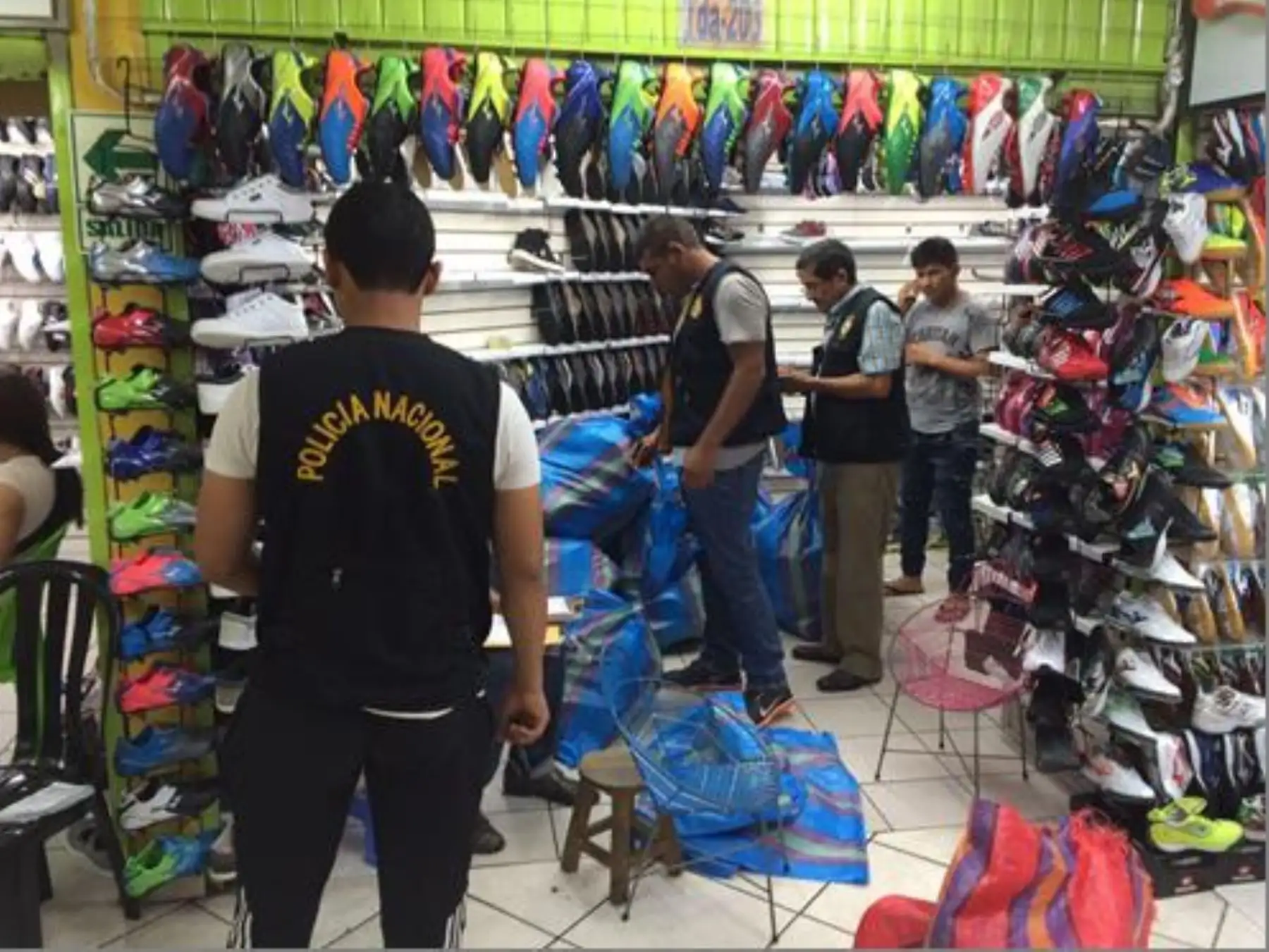 Incautación de zapatillas falsificadas. ANDINA