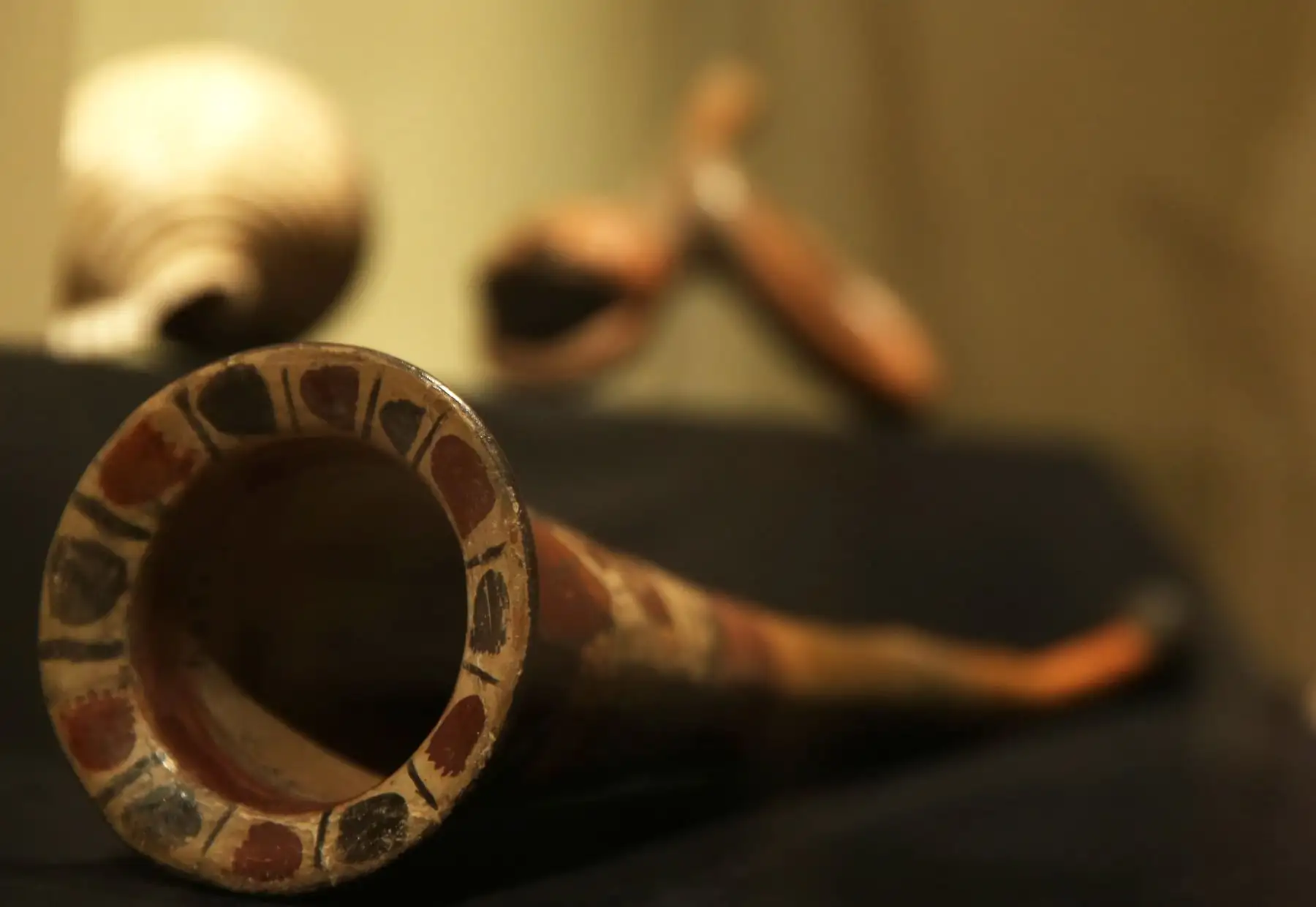 Instrumento precolombino de viento parecido a una corneta, parte de la exposición de la muestra Sonidos del Ande. Foto: EFE