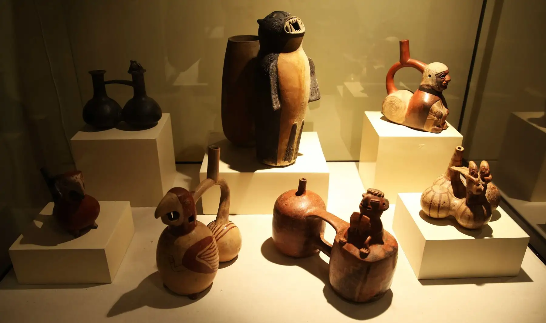 Conjunto de cerámicas del tipo vasijas silbadoras, parte de la exposición de la muestra Sonidos del Ande. Foto: EFE