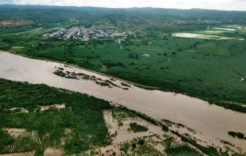 Debido a las persistentes lluvias que se presentaron en la cuenca binacional Puyango-Tumbes se ha registrado un incremento del caudal del río Tumbes hasta alcanzar 525.7 metros cúbicos por segundo, lo cual podría ocasionar inundaciones en zonas agrícolas de la región, advirtió hoy el Senamhi. ANDINA/Difusión