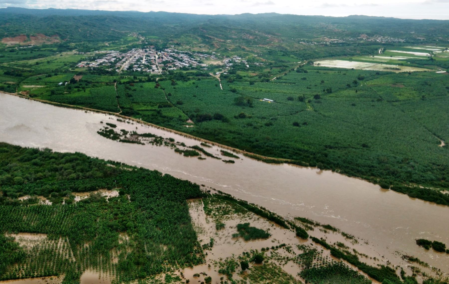 Debido a las persistentes lluvias que se presentaron en la cuenca binacional Puyango-Tumbes se ha registrado un incremento del caudal del río Tumbes hasta alcanzar 525.7 metros cúbicos por segundo, lo cual podría ocasionar inundaciones en zonas agrícolas de la región, advirtió hoy el Senamhi. ANDINA/Difusión