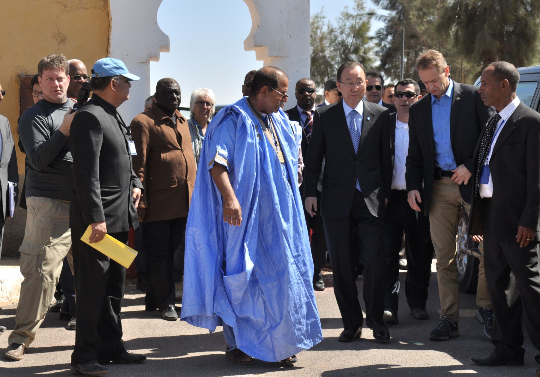 El secretario general Ban Ki-moon llega al campo de refugiados al sur de la ciudad argelina de Tinduf en el territorio disputado del Sahara Occidental. Foto: AFP