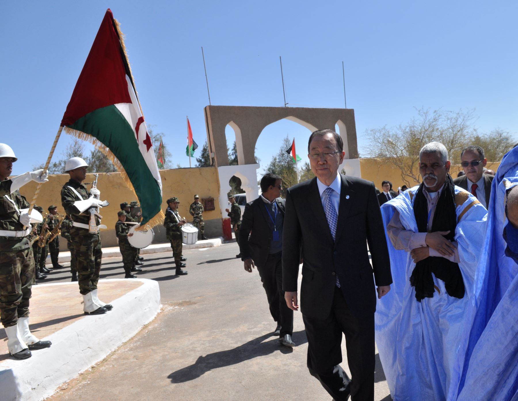 El secretario general Ban Ki-moon llega al campo de refugiados al sur de la ciudad argelina de Tinduf en el territorio disputado del Sahara Occidental. Foto: AFP