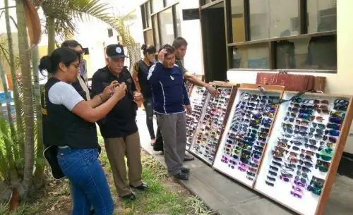 La Municipalidad Provincial de Trujillo y la Policía Nacional del Perú incautaron 1,500 lentes que presuntamente ingresaron al país de contrabando, los cuales era comercializados en la vía pública, durante un operativo conjunto de fiscalización del comercio ambulatorio e informal en la ciudad.