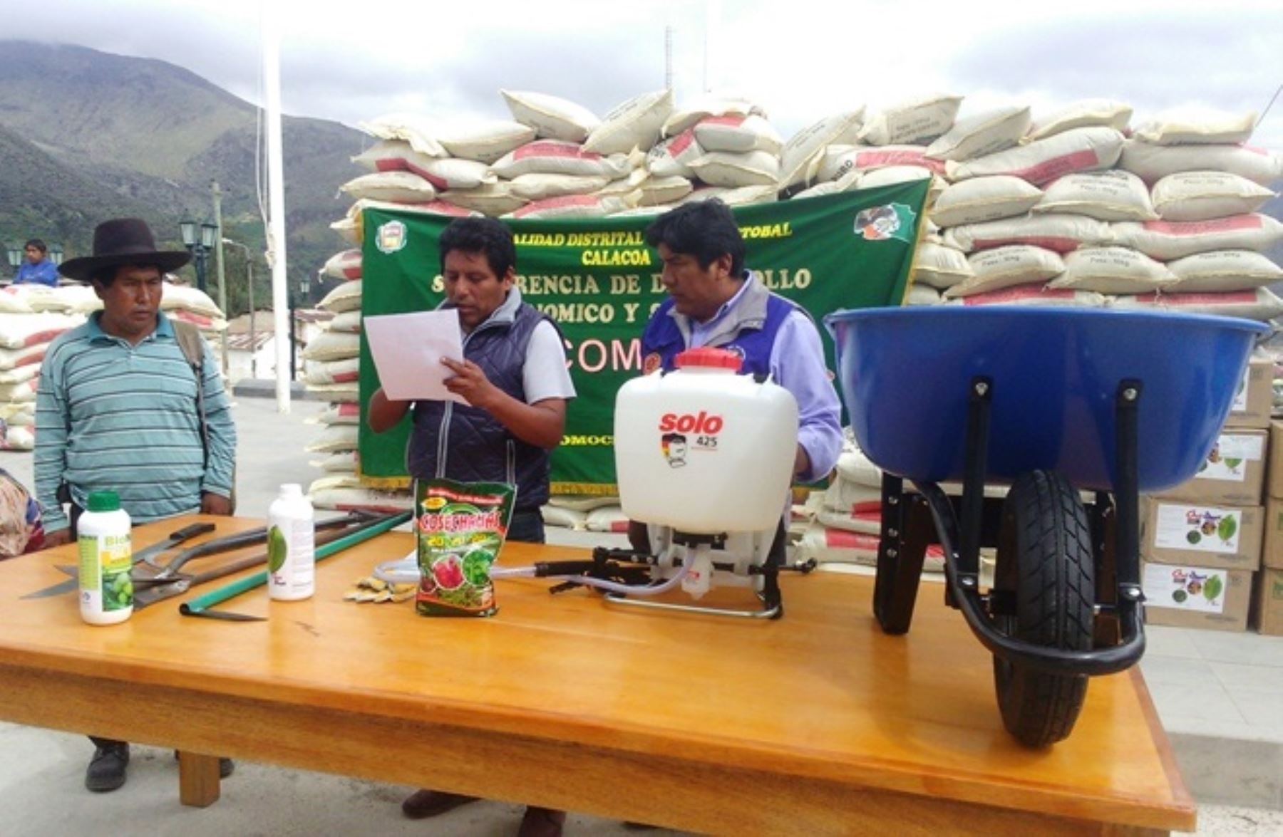 Municipalidad de San Cristóbal-Calacoa, en Moquegua, entregó materiales e insumos agrícolas a ganadores de Procompite. ANDINA