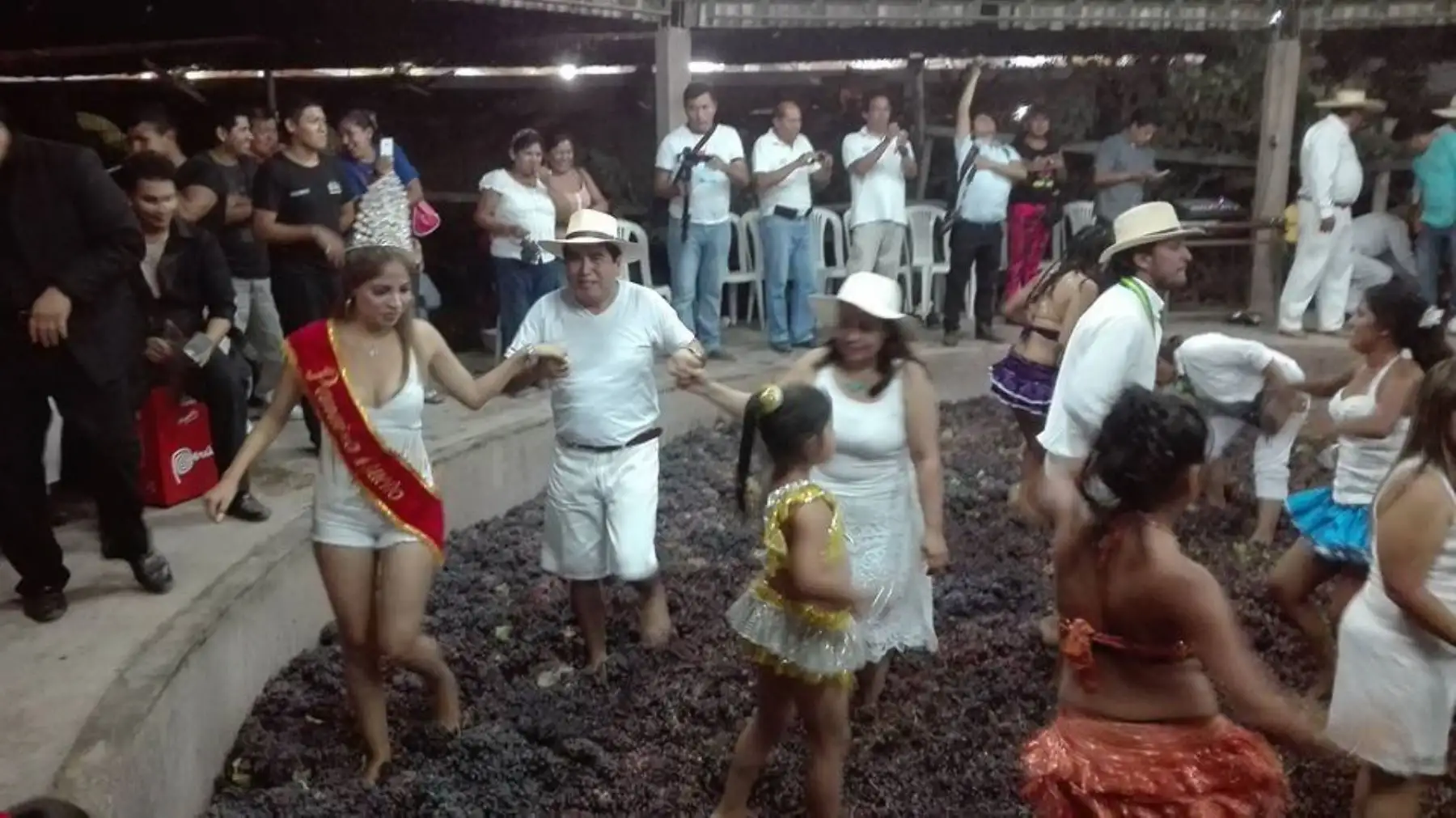 "La Ruta de los lagares" consiste en mostrar a los turistas los lagares, que son espacios diseñados como pozas para la tradicional "pisa de la uva" o molienda artesanal durante el proceso de elaboración de vinos, piscos y cachina, que convierten a Ica en uno de los principales centros de producción del Perú.