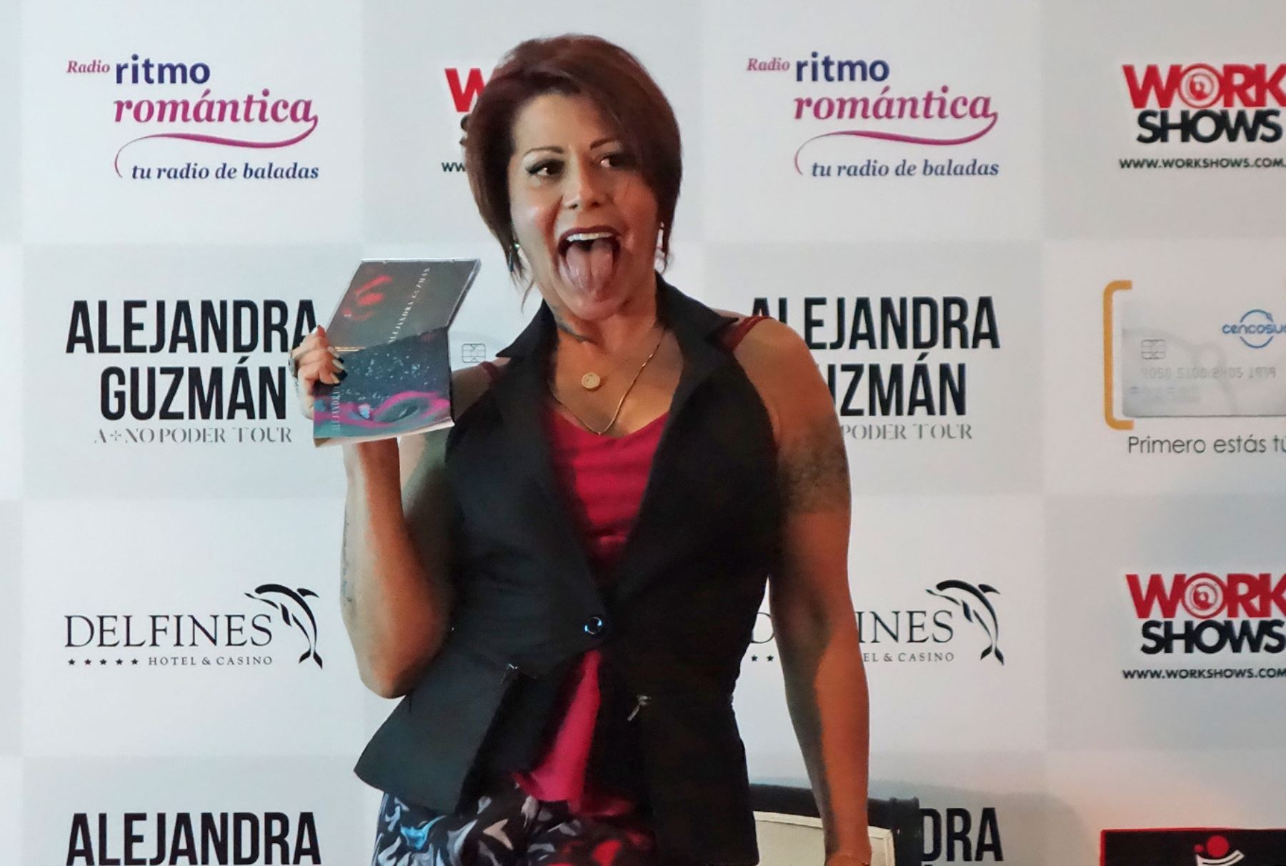 Alejandra posa divertida en su llegada a Lima. ANDINA