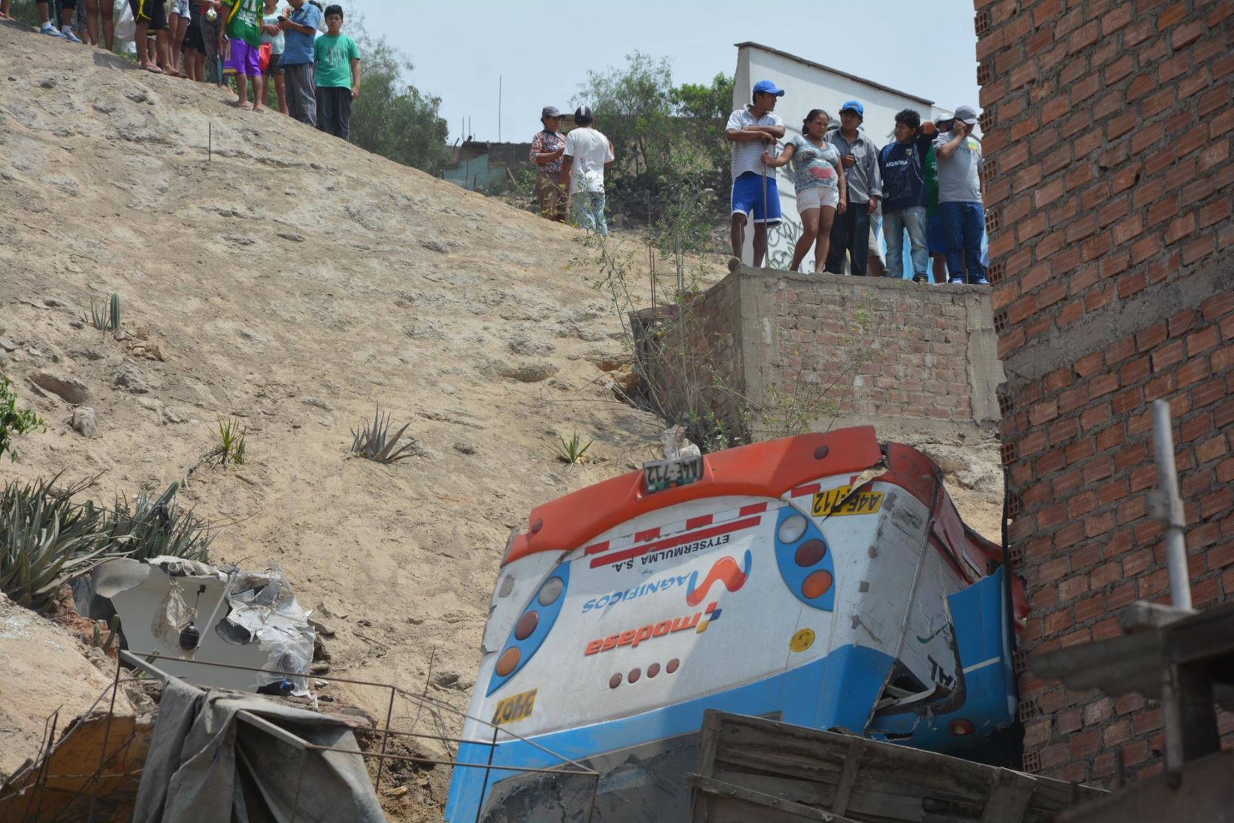 Bus de transporte público se desbarrancó en Manchay, Pachacámac, causando la muerte de una niña de 15 años. Foto: Andina/Difusión