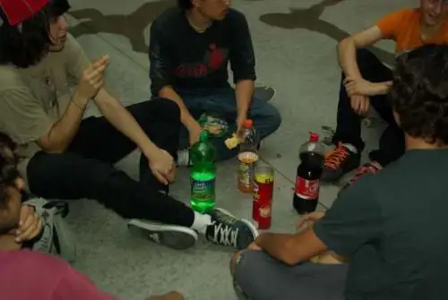 Adolescentes buscan otras alternativas para beber alcohol.