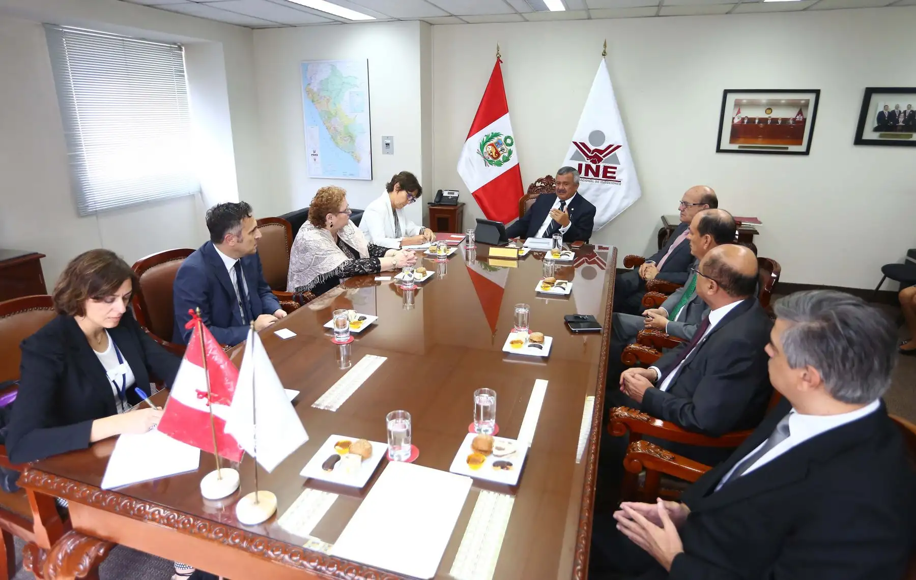 Observadores de la Unión Europea y OEA se reúnen con representantes del JNE.