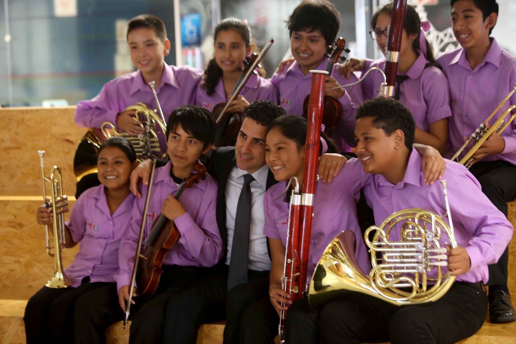 Juan Diego Flórez con integrantes de Sinfonía por el Perú