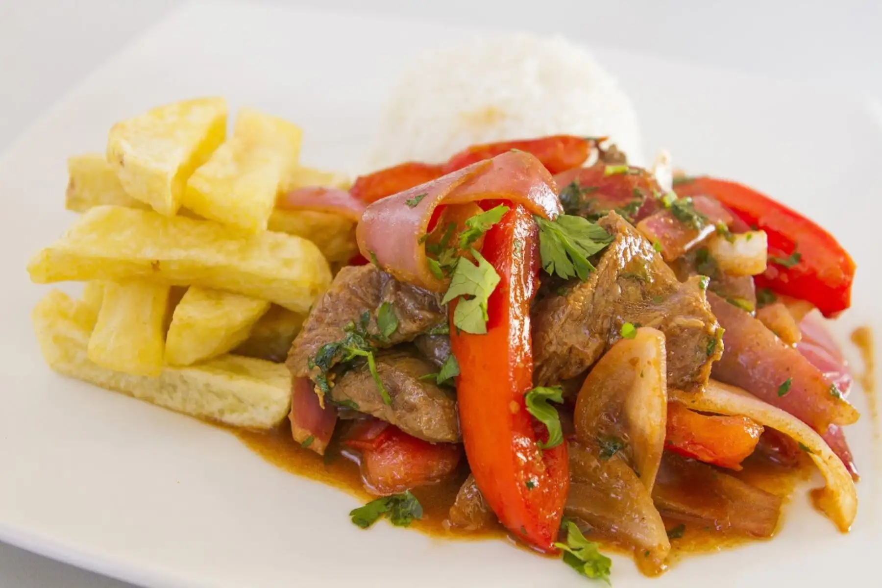 Lomo saltado, uno de los platos emblemáticos de la gastronomía peruana. Foto: Mincetur.