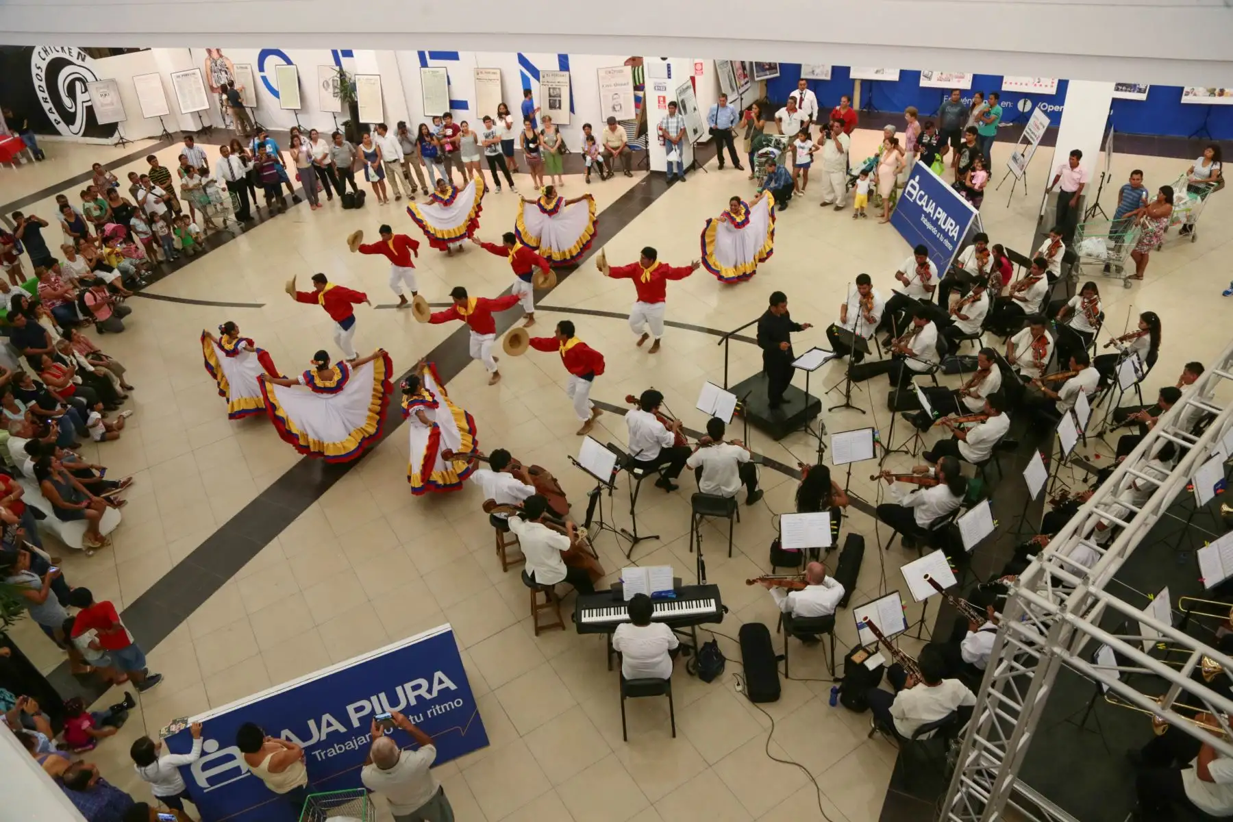 PIURA,PERÚ-MARZO 17. El Diario Oficial El Peruano inauguró hoy la exposición itinerante denominada "190 años… una historia para contar" en el Open Plaza de la ciudad de Piura, Foto: ANDINA/Carlos Lezama