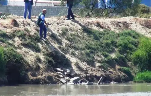 Inspectores de la Municipalidad del Santa confirmaron que empresas pesqueras arrojan sus efluentes al río Lacramarca. ANDINA