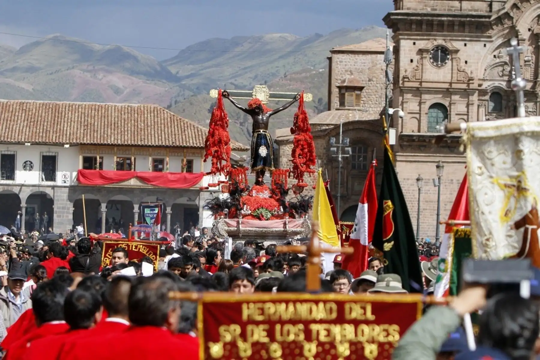Miles de devotos cusqueños y turistas acudieron a actos en honor del Señor de los Temblores, patrón de Cusco. ANDINA/Percy Hurtado