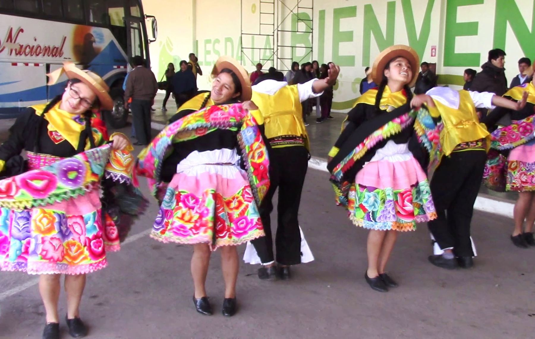 A ritmo de Huaylarsh, funcionarios de la Dircetur Junín dieron la bienvenida a los turistas que visitan Huancayo en Semana Santa. ANDINA/Pedro Tinoco