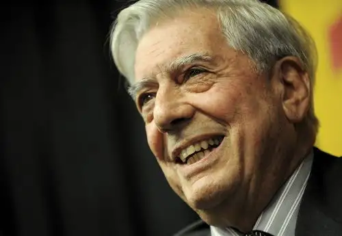 NUEVA YORK (EE.UU.), 7/10/2010.- El escritor peruano Mario Vargas Llosa comparece en una rueda de prensa en Nueva York, Estados Unidos, después de conocer que ha sido galardonado con el Premio Nobel de Literatura 2010