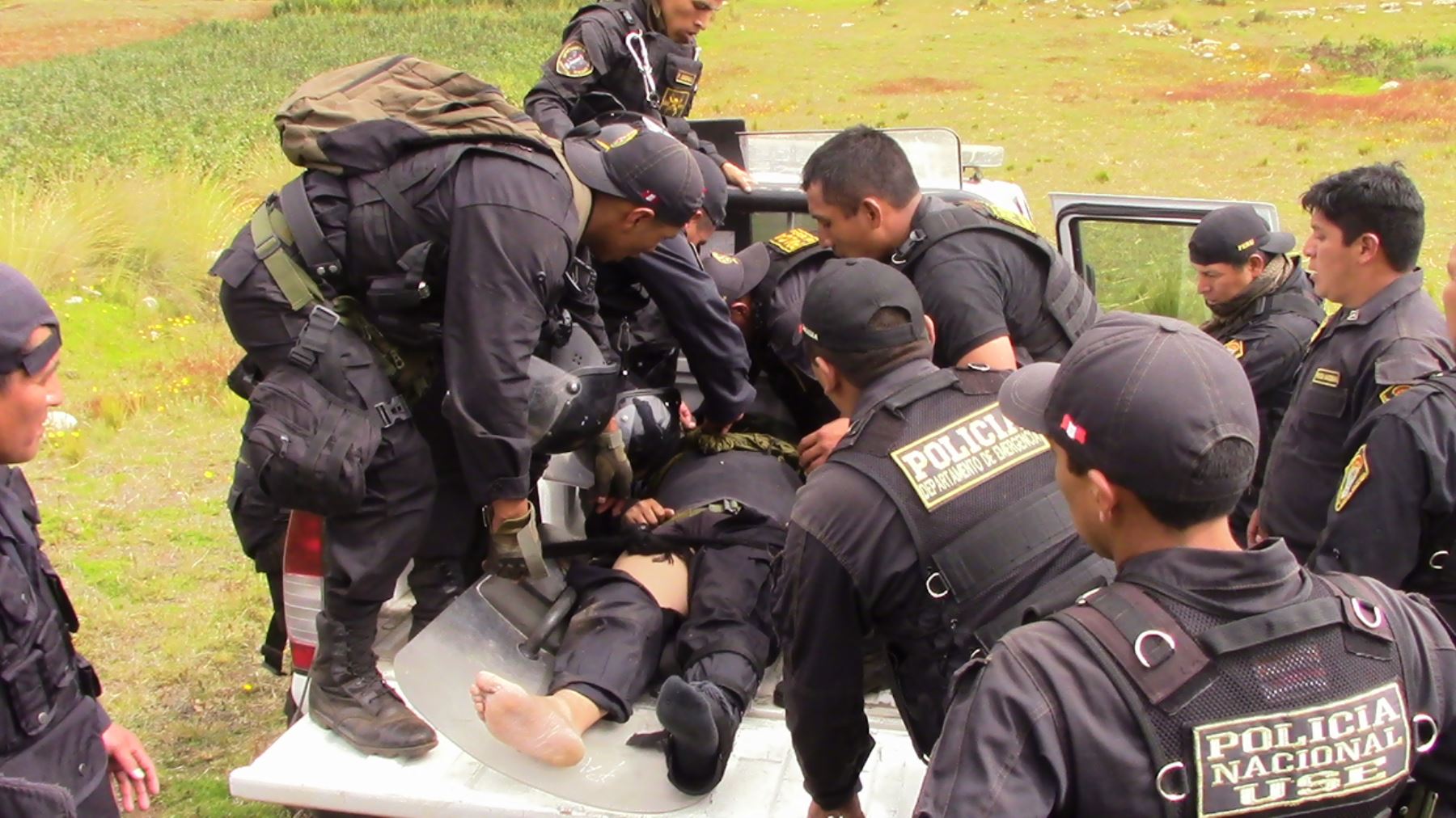 Cuatro policías continúan retenidos por manifestantes que en la víspera se enfrentaron a las fuerzas del orden. ANDINA/Pedro Tinoco