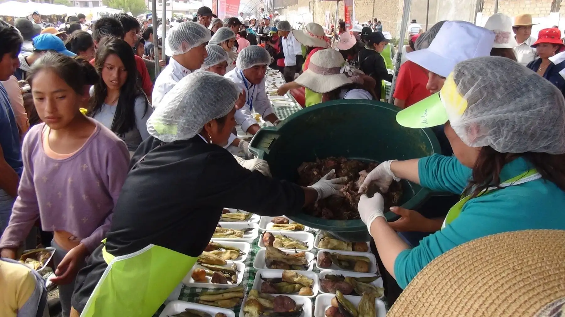 Numerosas personas degustaron la riquísima pachamanca.
