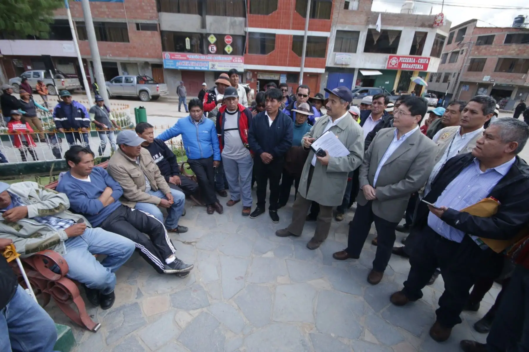 Representantes del Poder Ejecutivo mantienen diálogo con autoridades y pobladores de Challhuahuacho.