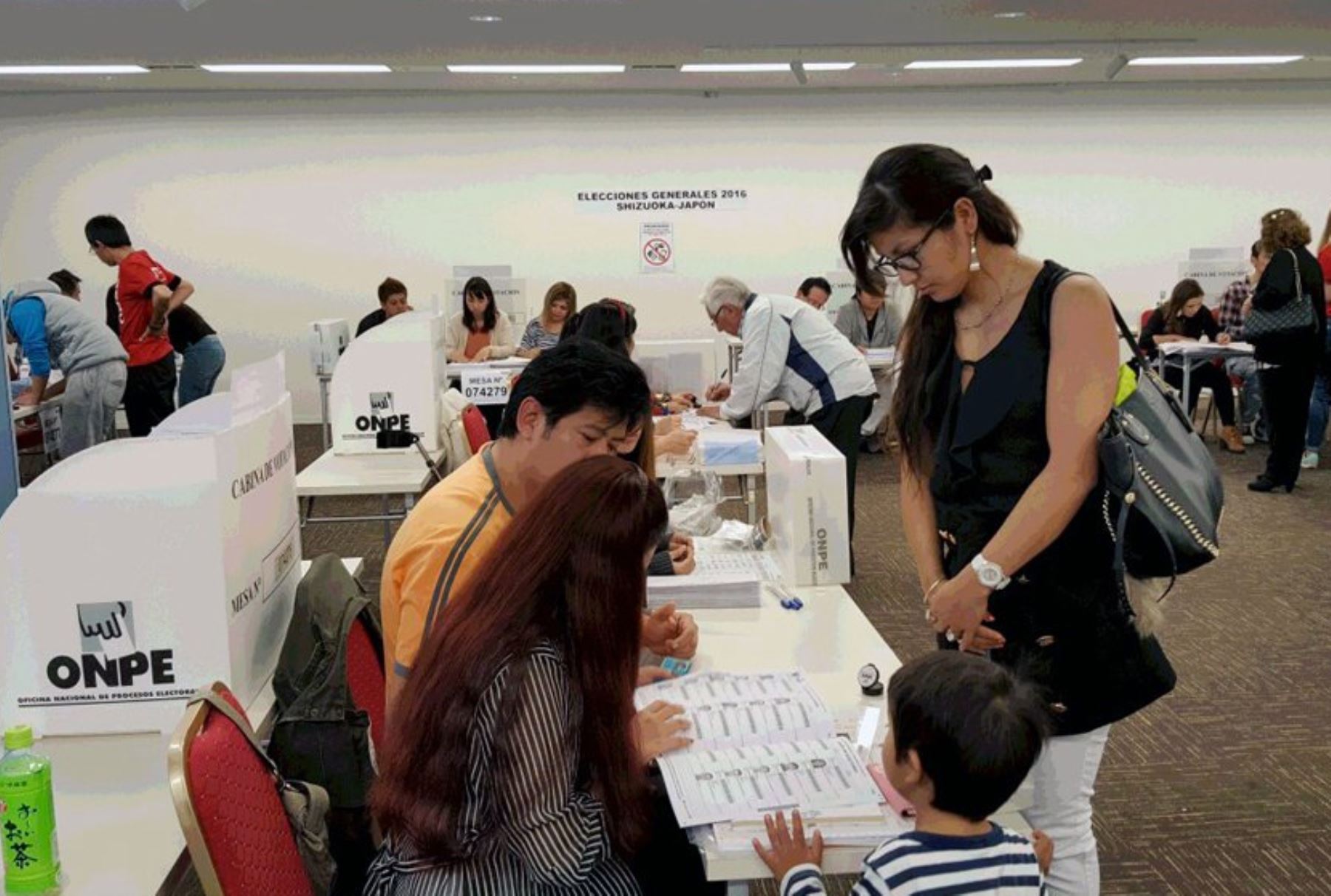 Peruanos residentes en Japón, ejercen su derecho a voto. Foto: Cancillería