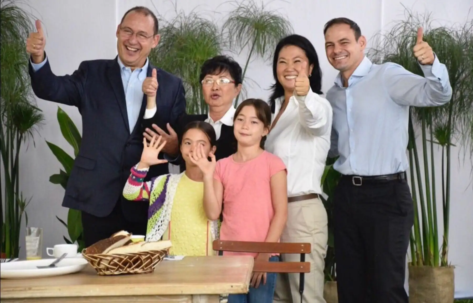 Sin embargo, en el desayuno previo a la votación de la segunda vuelta, Kenji Fujimori no acompañó a su hermana. Foto Twitter.