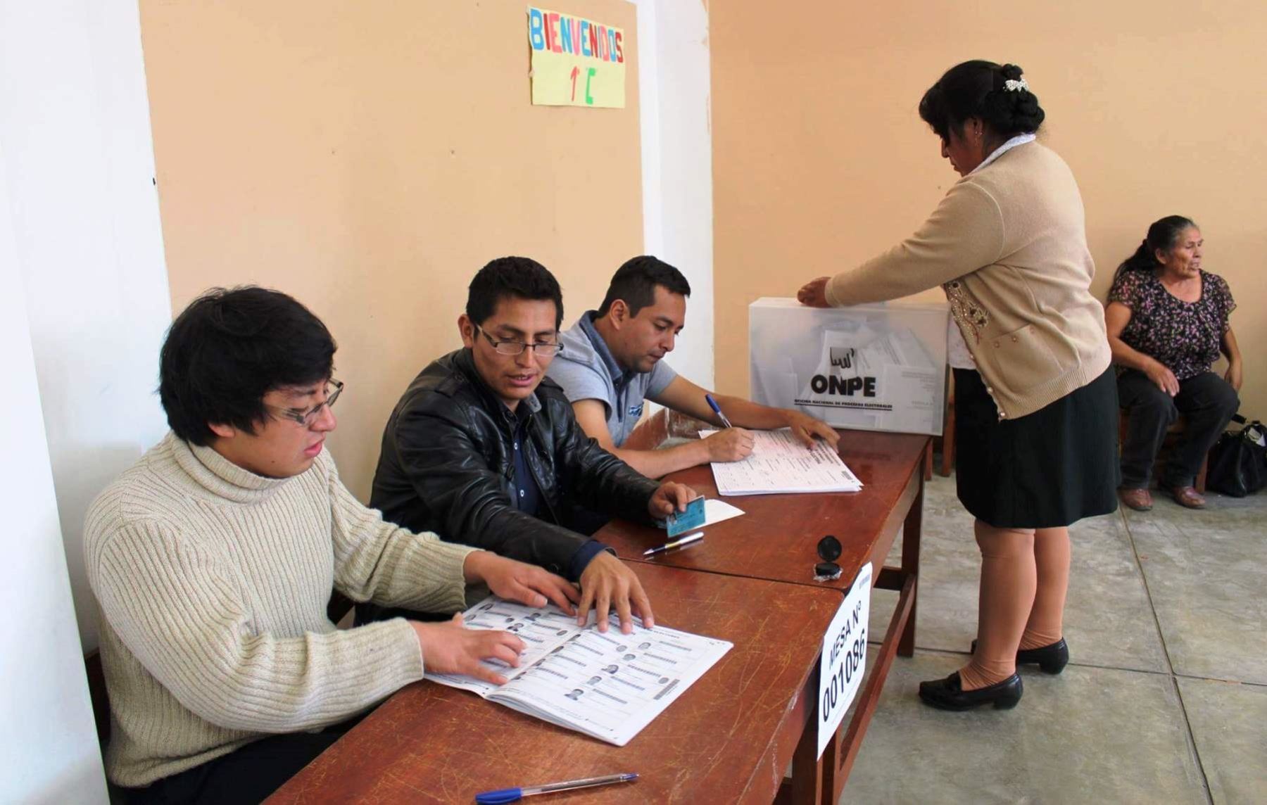 Un total de veinte nuevas mesas de sufragio, integradas especialmente por jóvenes que cumplieron 18 años entre el 8 de octubre y el 9 de diciembre, se instalarán en Arequipa para el referéndum electoral que se realizará el domingo 9 de diciembre. ANDINA