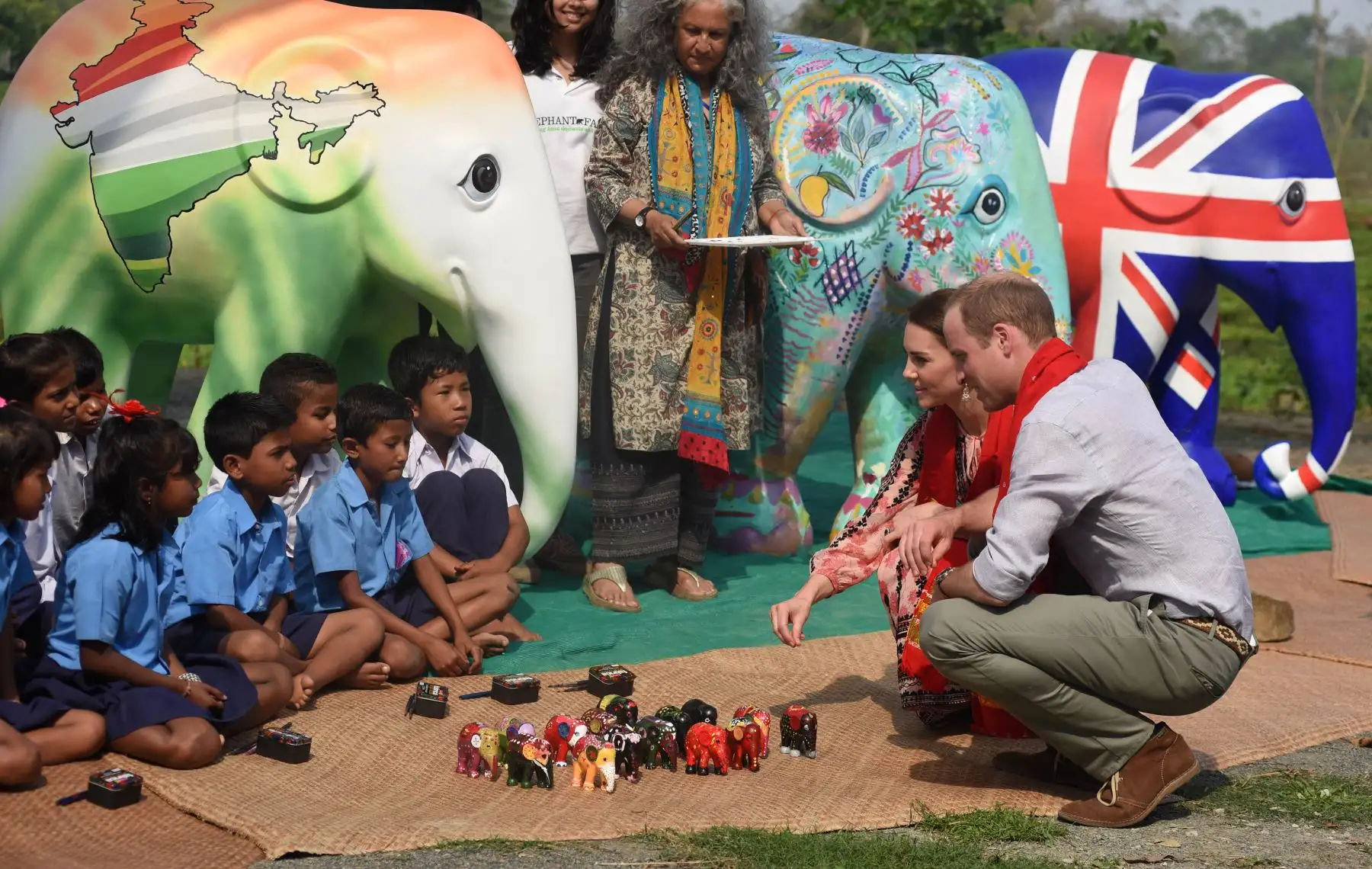 Guillermo y Catalina alimentan a rinocerontes y elefantes durante un safari en India. Foto: AFP