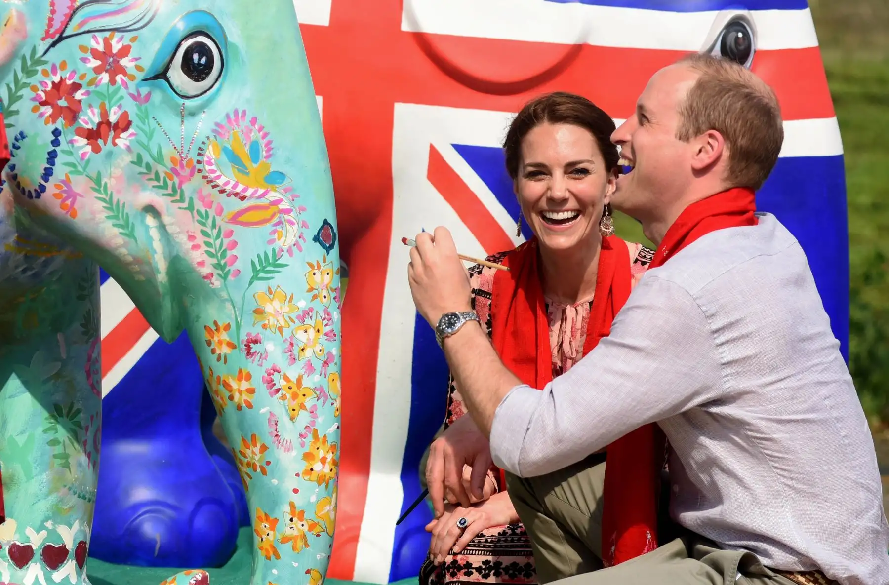 Guillermo y Catalina alimentan a rinocerontes y elefantes durante un safari en India. Foto: AFP