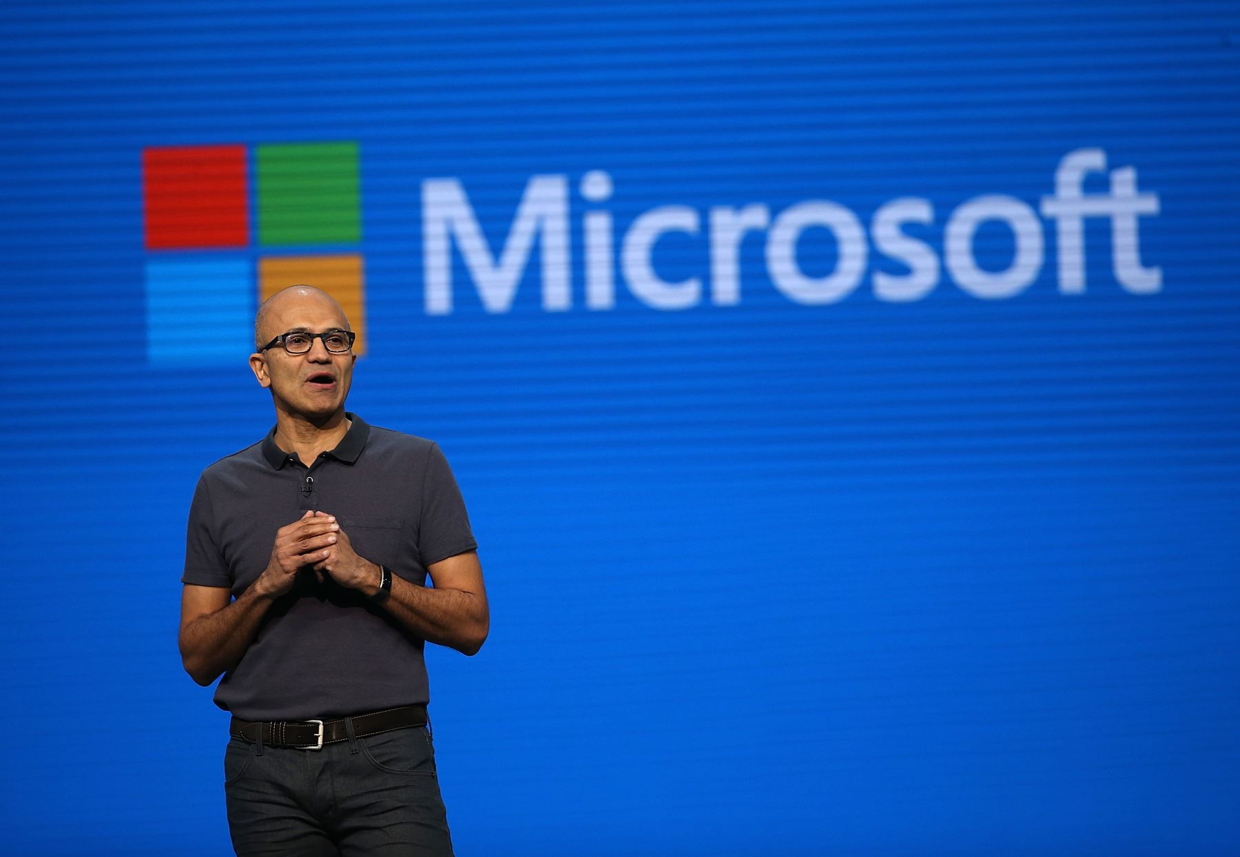 CEO de Microsoft, Satya Nadella pronuncia el discurso principal durante la una conferencia en San Francisco. Foto: AFP