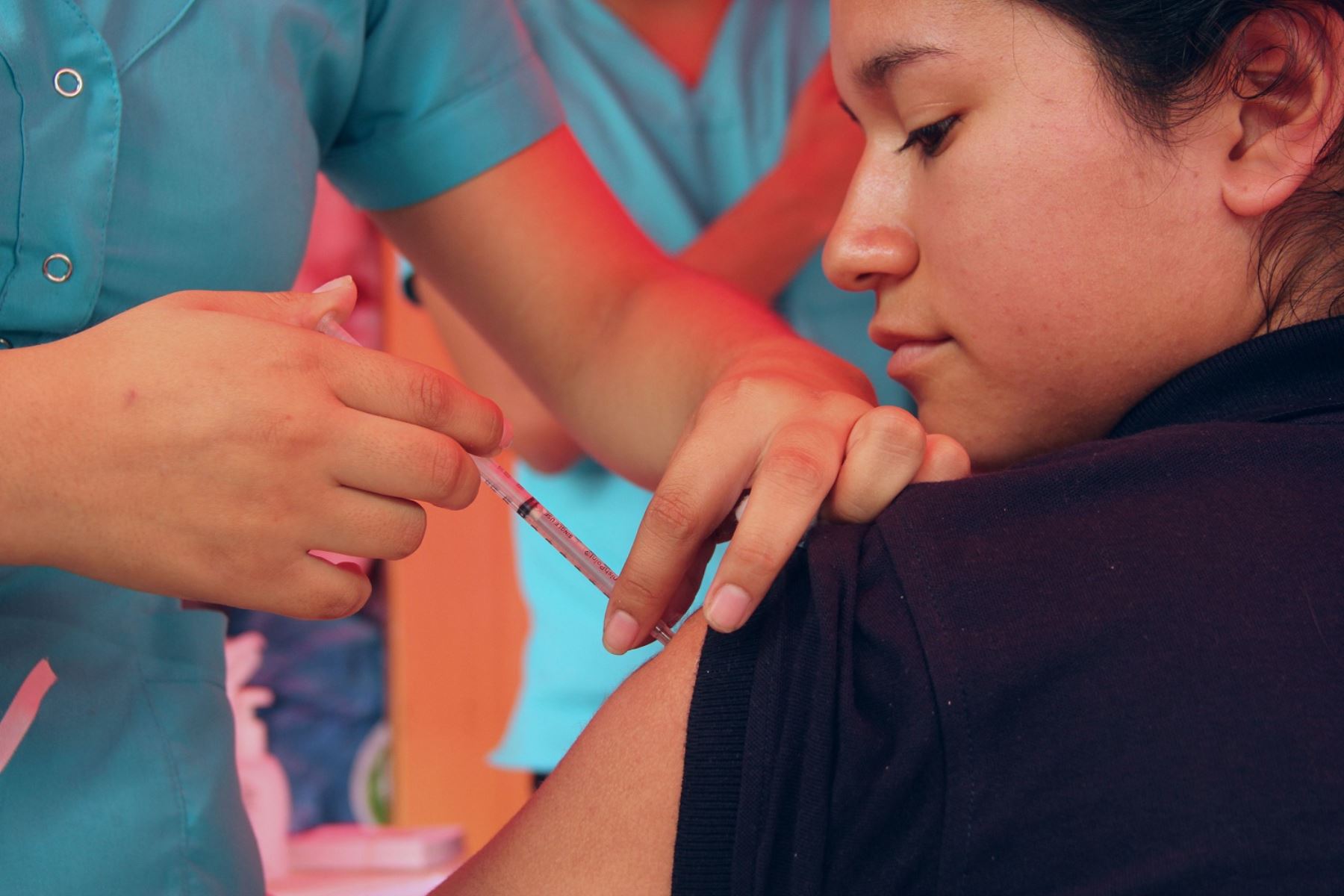 Dos dosis de la vacuna contra el cáncer al cuello uterino se aplica a las niñas que tienen entre 9 y 14 años.Foto: ANDINA.