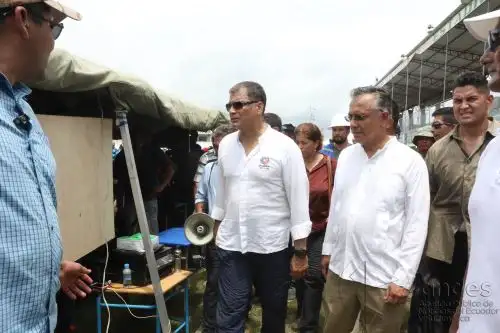 Presidente ecuatoriano Rafael Correa recorre los lugares afectados por un terremoto. Difusión