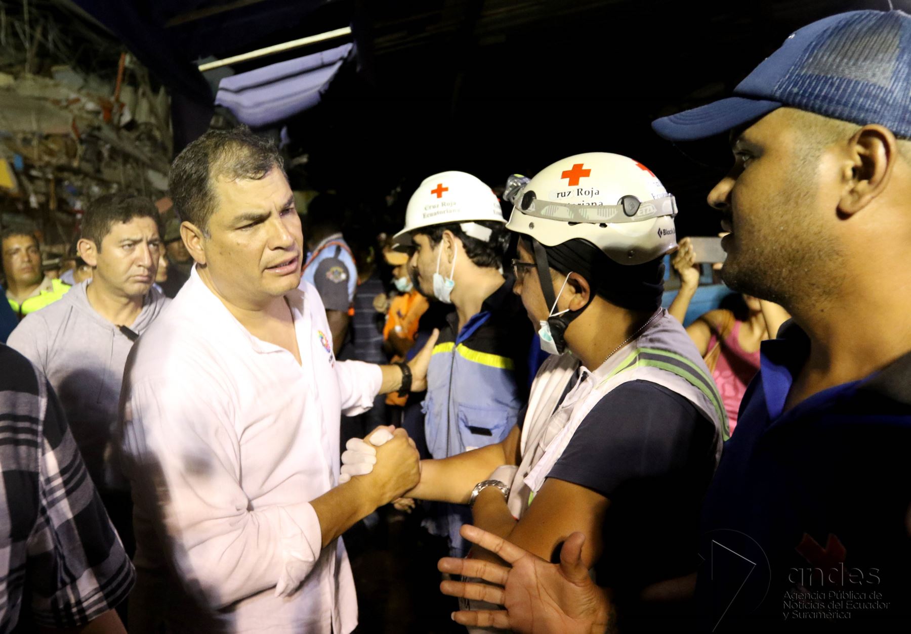 Presidente ecuatoriano Rafael Correa recorre los lugares afectados por un terremoto. Difusión