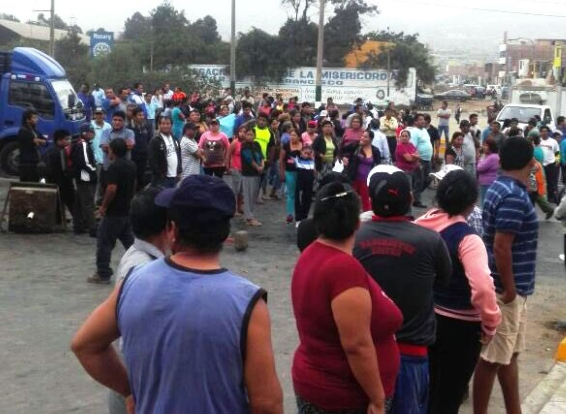 Vecinos de Puente Piedra bloquean la Panamericana Norte exigiendo semáforos en la zona. Foto: ANDINA/Twitter.