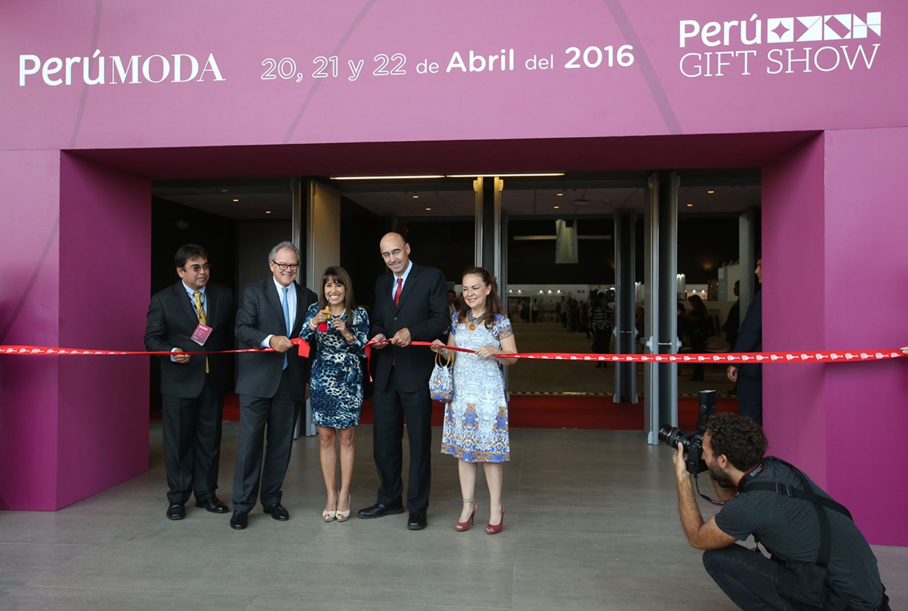 LIMA, PERÚ, ABRIL 20. La Ministra de Turismo y Comercio Exterior, Magaly Silva, inauguró esta mañana el Perú Moda 2016.

Foto: ANDINA/Juan Carlos Guzmán Negrini.
