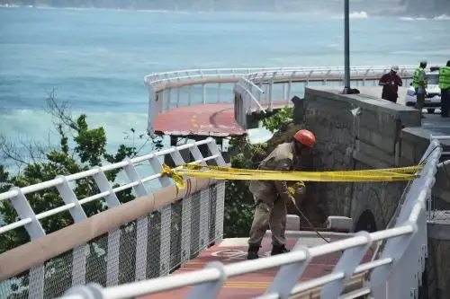 Dos muertos y un desaparecido en derrumbe de ciclovía en Rio de Janeiro. Foto: AFP