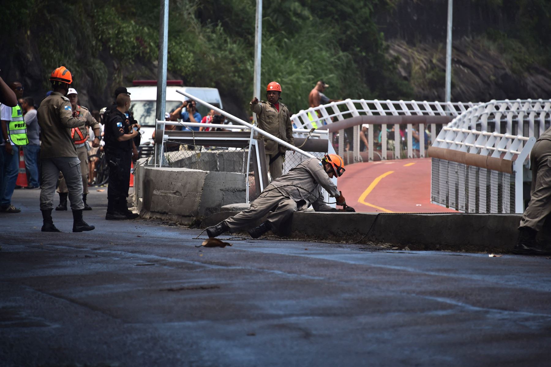 Dos muertos y un desaparecido en derrumbe de ciclovía en Rio de Janeiro. Foto: AFP